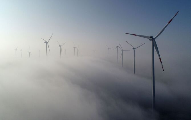Mitfilfe riesiger Windräder wird Strom generiert.