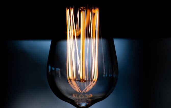 Strom sorgt für Licht in dunklen Räumen.