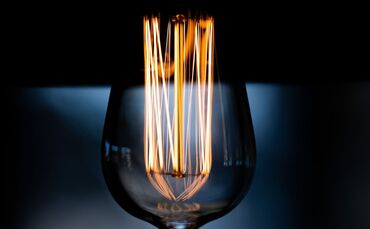 Strom sorgt für Licht in dunklen Räumen.