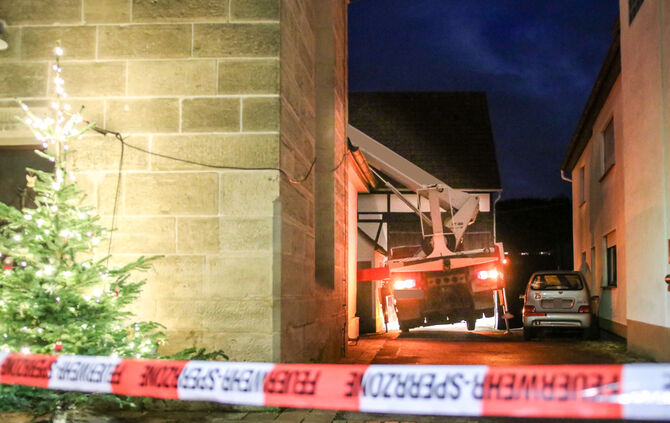 Hubsteiger auf St. Ulrichskirche gekippt, zwei Personen von Kirchendach mittels Drehleiter gerettet, Winnenden-Birkmannsweiler,
