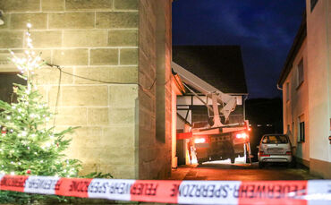 Hubsteiger auf St. Ulrichskirche gekippt, zwei Personen von Kirchendach mittels Drehleiter gerettet, Winnenden-Birkmannsweiler, 