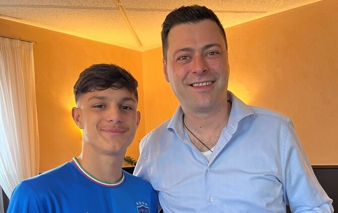 VfBTalent Di Benedetto (14) erhält Kapitänsbinde von FußballStar