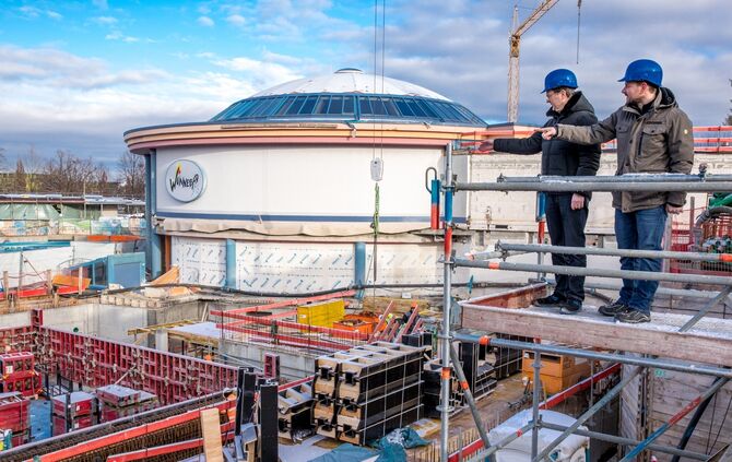 Jochen Mulfinger (Geschäftsführer) und Sascha Seitz (Bäderleiter) blicken über die Wunnebad-Baustelle Winnenden, 19.01.2023.