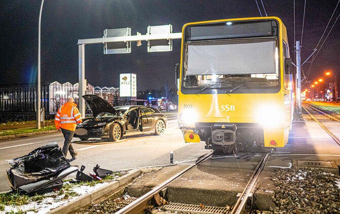 Pkw gegen Stadtbahn, Stuttgarter Str., Fellbach, 20.01.2023.