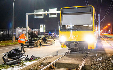 Pkw gegen Stadtbahn, Stuttgarter Str., Fellbach, 20.01.2023.