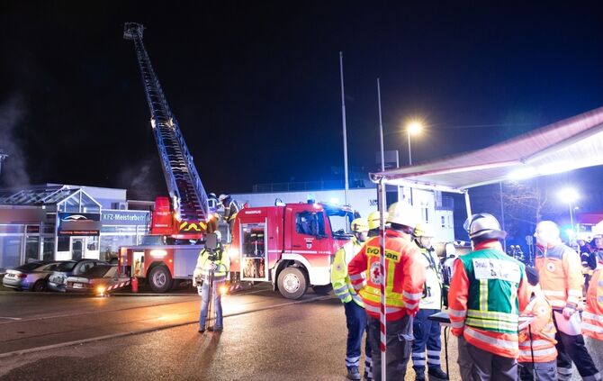 Autobrand in Tiefgarage, Autohändler, Anton-Schmidt-Str., Waiblingen, 27.01.2023.