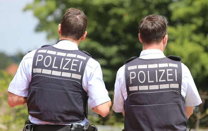 Polizei Polizist Polizisten Symbol Symbolbild Symbolfoto