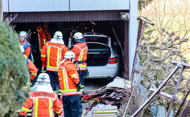Unfall, Auto kracht in Garage, Seehofweg, Backnang, 09.02.2023.