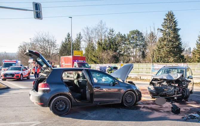 Bei dem Unfall wurden drei Personen verletzt.