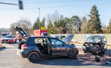 Bei dem Unfall wurden drei Personen verletzt. 
