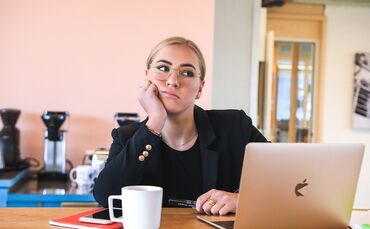 Betroffene von Boreout sind, meist bei der Arbeit, gelangweilt und unterfordert. Symbolfoto.