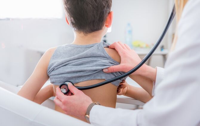 Kinderarzt abhören Kinderärztin