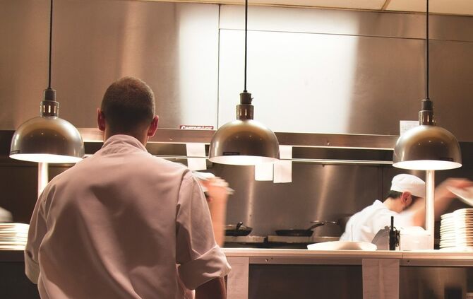 restaurant küche kochen gastro gastronomie symbolbild symbolfoto essen