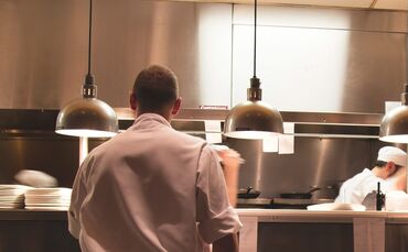 restaurant küche kochen gastro gastronomie symbolbild symbolfoto essen