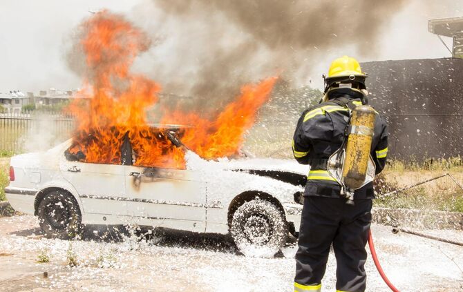 Auto Brennend Brand Symbolbild