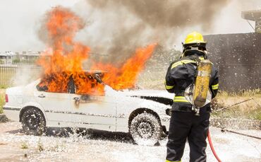 Auto Brennend Brand Symbolbild