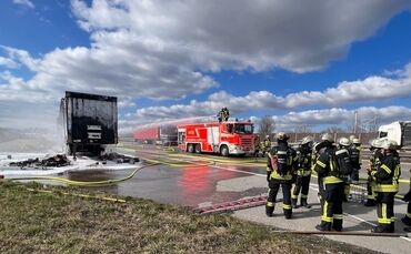 fw-stuttgart-brennender-lkw-sattelauflieger-auf-der-a8
