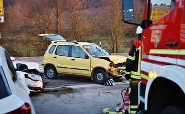 Kreuzungscrash - Schwerer Unfall in der Schwaikheimer B14 Auffahrt - PKWs kollidieren - Mehrere Verletzte