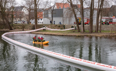 Feuerwehr bringt auf der Rems Höhe Galerie Stihl eine Kombisperre mit Schlauchbooten auf, Waiblingen, 04.03.2023.