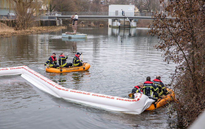 Feuerwehr bringt auf der Rems Höhe Galerie Stihl eine Kombisperre mit Schlauchbooten auf, Waiblingen, 04.03.2023.
