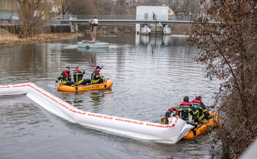 Feuerwehr bringt auf der Rems Höhe Galerie Stihl eine Kombisperre mit Schlauchbooten auf, Waiblingen, 04.03.2023.