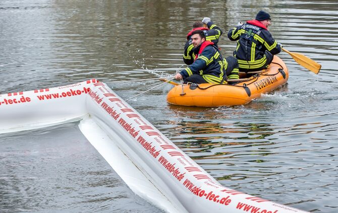 Feuerwehr bringt auf der Rems Höhe Galerie Stihl eine Kombisperre mit Schlauchbooten auf, Waiblingen, 04.03.2023.
