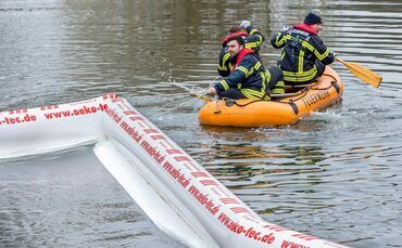 Feuerwehr bringt auf der Rems Höhe Galerie Stihl eine Kombisperre mit Schlauchbooten auf, Waiblingen, 04.03.2023.