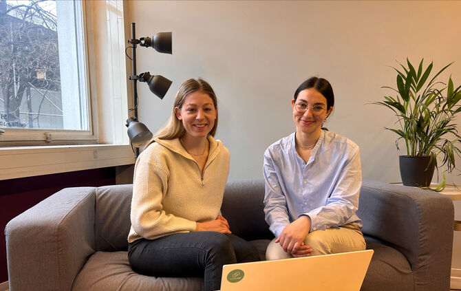 Zwei der drei Gründerinnen von improveMID im Gesrpäch: Marion Riedel und Ina Haug.