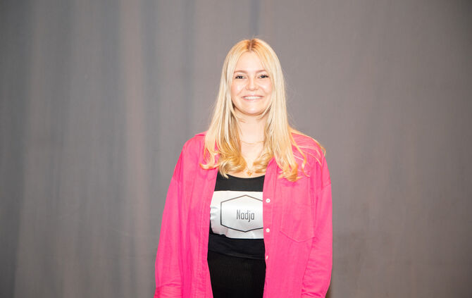 Titel: 99 - Eine:r schlägt sie alle!; Staffel: 3; Folge: 1; Person: Nadja; Copyright: SAT.1/Julia Feldhagen; Fotograf: Julia Feldhagen; Dateiname: 2636094.jpg; Rechtehinweis: Dieses Bild darf bis eine Woche nach Ausstrahlung honorarfrei fuer redaktionelle