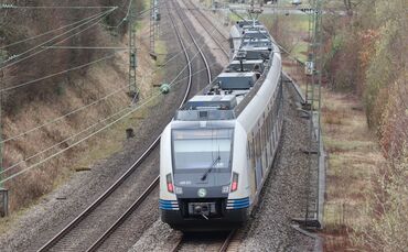 S-Bahn neues Design SBahn VVs Remsbahn bei Grunbach Symbolfoto.