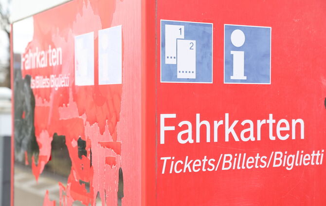 Thema Ticket Fahrkarte Fahrschein VVS S-Bahn Deutsche Bahn Fahrpreis Erhöhung Automat Symbolfoto