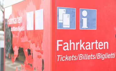 Thema Ticket Fahrkarte Fahrschein VVS S-Bahn Deutsche Bahn Fahrpreis Erhöhung Automat Symbolfoto