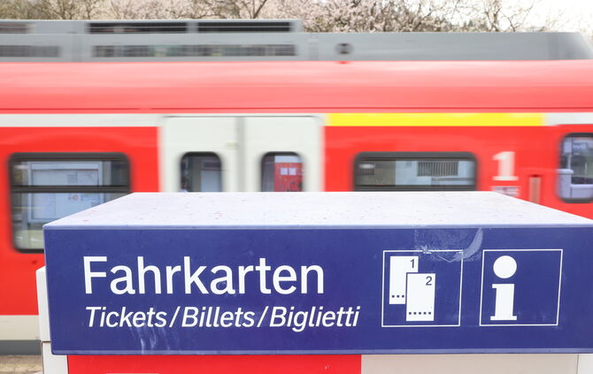 Thema Ticket Fahrkarte Fahrschein VVS S-Bahn Deutsche Bahn Fahrpreis Erhöhung Automat Symbolfoto