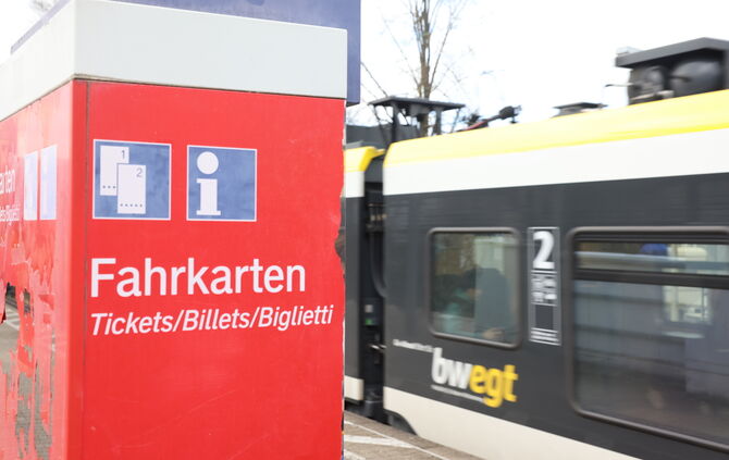 Thema Ticket Fahrkarte Fahrschein VVS S-Bahn Deutsche Bahn Fahrpreis Erhöhung Automat Symbolfoto