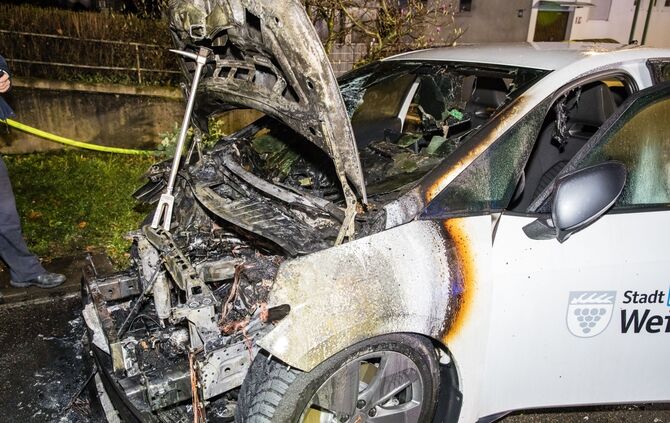 Zwei Autobrände in Beutelsbach, hier das städtische E-Auto hinter dem Rathaus, Weinstadt-Beutelsbach, 16.03.2023.