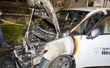 Zwei Autobrände in Beutelsbach, hier das städtische E-Auto hinter dem Rathaus, Weinstadt-Beutelsbach, 16.03.2023.