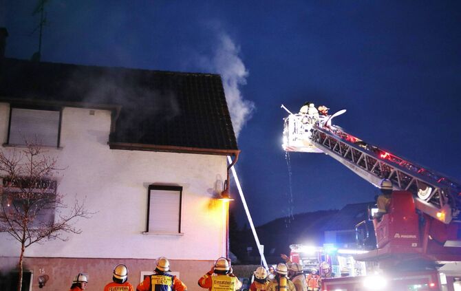 Feuer in Wohnhaus - 1 Verletzte Person durch Feuerwehr gerettet - Gebäude brennt vollständig aus
