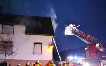 Feuer in Wohnhaus - 1 Verletzte Person durch Feuerwehr gerettet - Gebäude brennt vollständig aus