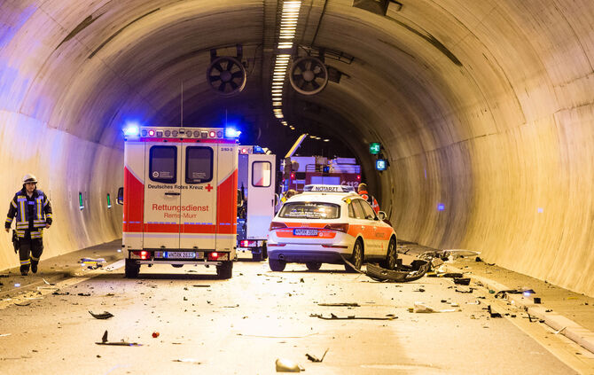 Toedlicher Unfall im Tunnel Leutenbach, B 14, Leutenbach, Rems-Murr-Kreis, Ba.-Wue., 18.01.2018.