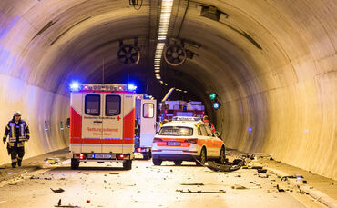 Toedlicher Unfall im Tunnel Leutenbach, B 14, Leutenbach, Rems-Murr-Kreis, Ba.-Wue., 18.01.2018.