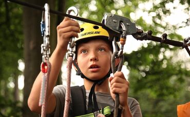 Klettern Junge Kind Klettergarten Symbol Symbolbild Symbolfoto