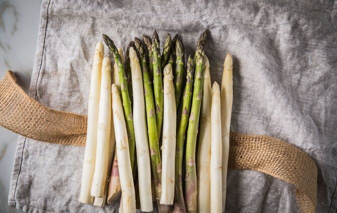 Von April bis Juni hat der Spargel Saison.