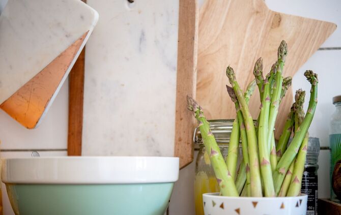 Grüner Spargel sollte stehend gerlagert werden.