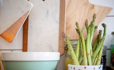 Grüner Spargel sollte stehend gerlagert werden.