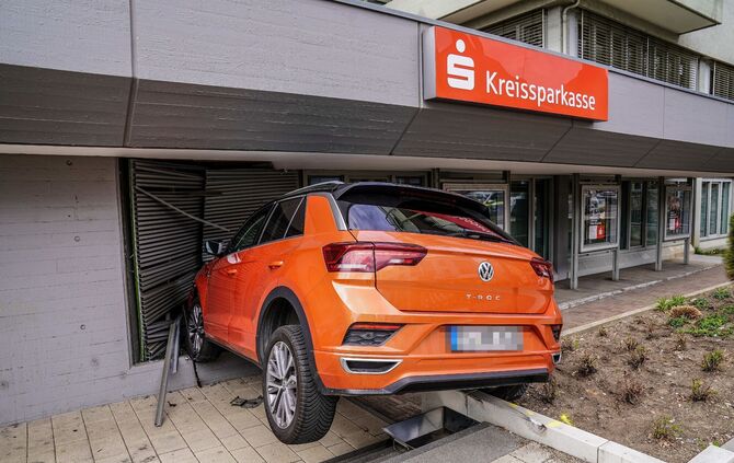 Ostfildern-Nellingen: Senior verwechselt wohl Gas mit Bremse und landet in der Sparkasse