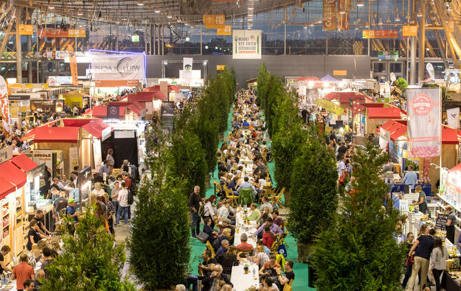 Die Lange Tafel beim Markt des guten Geschmacks - die Slow Food Messe.