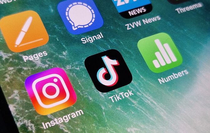TikTok Tik Tok Handy Smartphone Symbolbild Symbolfoto Symbol