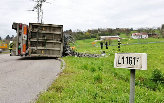 LKW kippt in Kreisverkehr um - Stauchaos in Schwäbisch Gmünd - Fahrzeug mit Metallschrott beladen