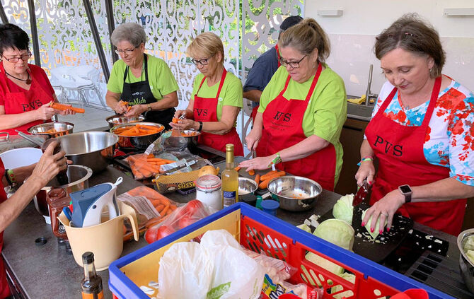 - Betrieb in der Freiluftküche 2019, mit Besuchern aus Tuscaloosa