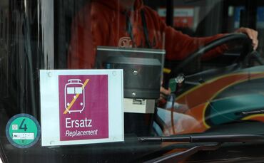 Schienenersatzverkehr Busersatzverkehr Ersatzverkehr Bus Symbol Symbolbild Symbolfoto Schienenersatz